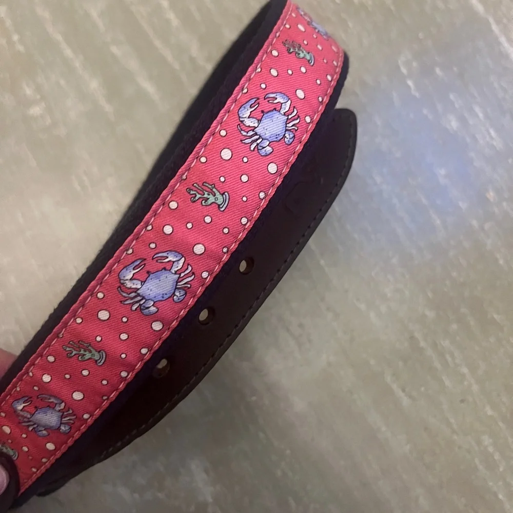 Vineyard Vines boys belt. Pink (salmon color) with crab print. Size 26. EUC